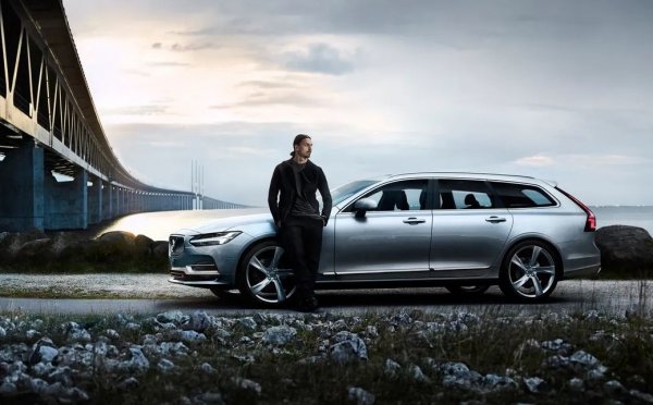 Дори и най-арогантният футболист на планетата се нуждае и от една обикновена кола, с която да може да излиза, без всички да го забелязват. Изборът на Златан е V90 - логично, защото той е и посланик на марката. 

Цитат: "Аз не съм типичното шведско момче, вярно е. Но пък аз поставих Швеция на световните карти"
